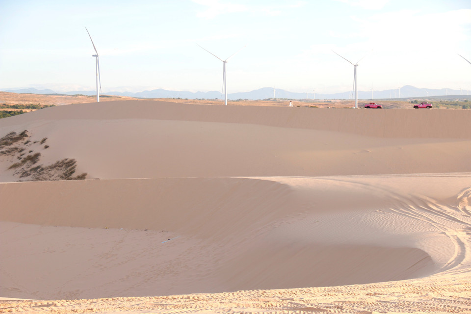 高耸绵延、形态多变的沙丘在风力作用下不断变化，吸引游客前来胞庄参观游览。图自越通社