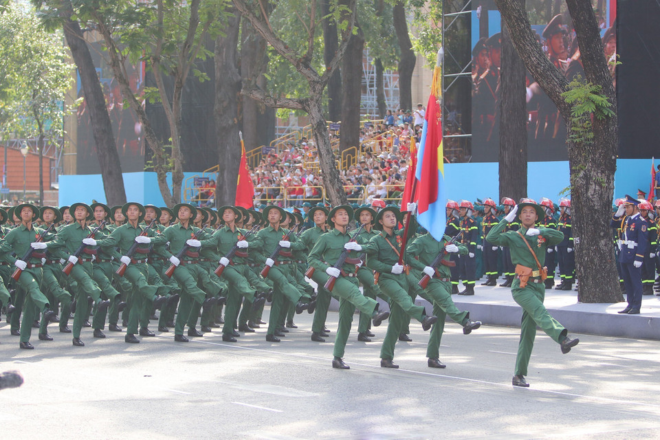 越南人民军各方队参加纪念南方解放、国家统一50周年庆典阅兵、游行总彩排。图自 越通社