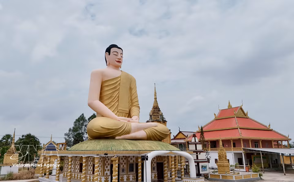 释迦牟尼禅坐佛像是永成寺最醒目的标志性景观。图自越通社