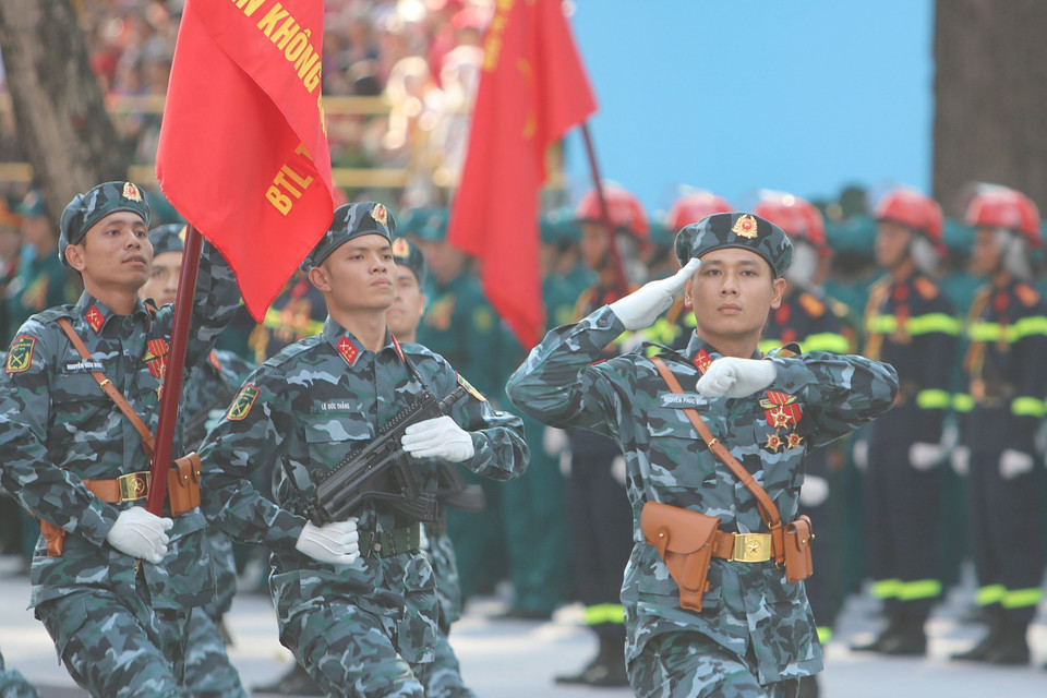 越南人民军各方队参加纪念南方解放、国家统一50周年庆典阅兵、游行总彩排。图自 越通社