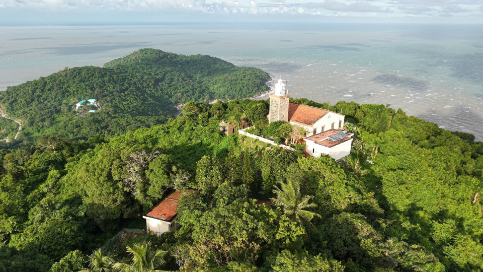 从高处俯瞰金瓯省薯岛群岛的美景。图自越通社