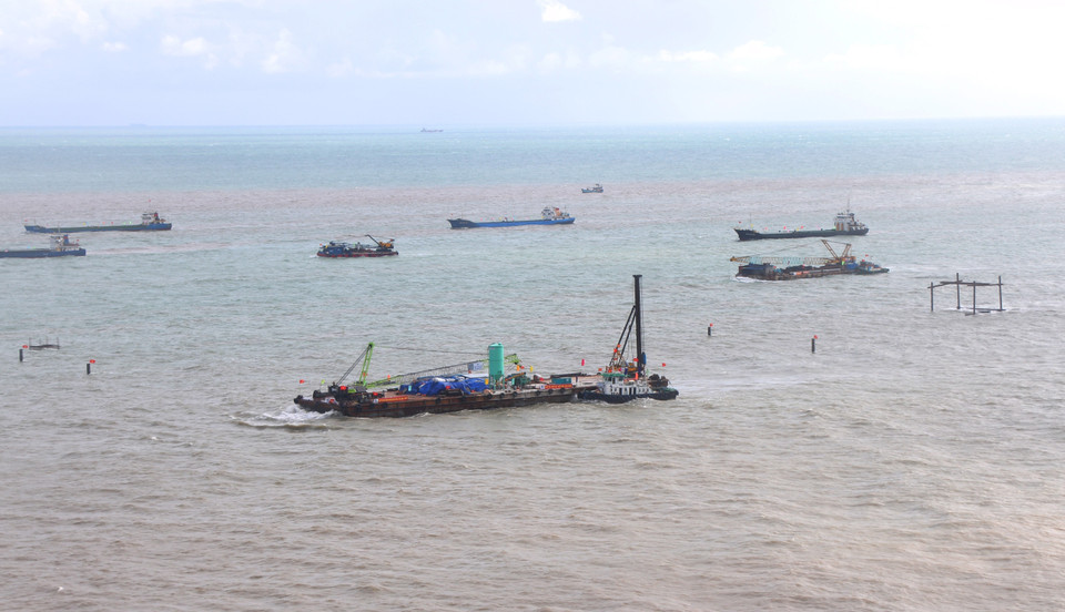 各施工单位正在加快推进薯岛两用综合港口项目的建设进度。图自越通社