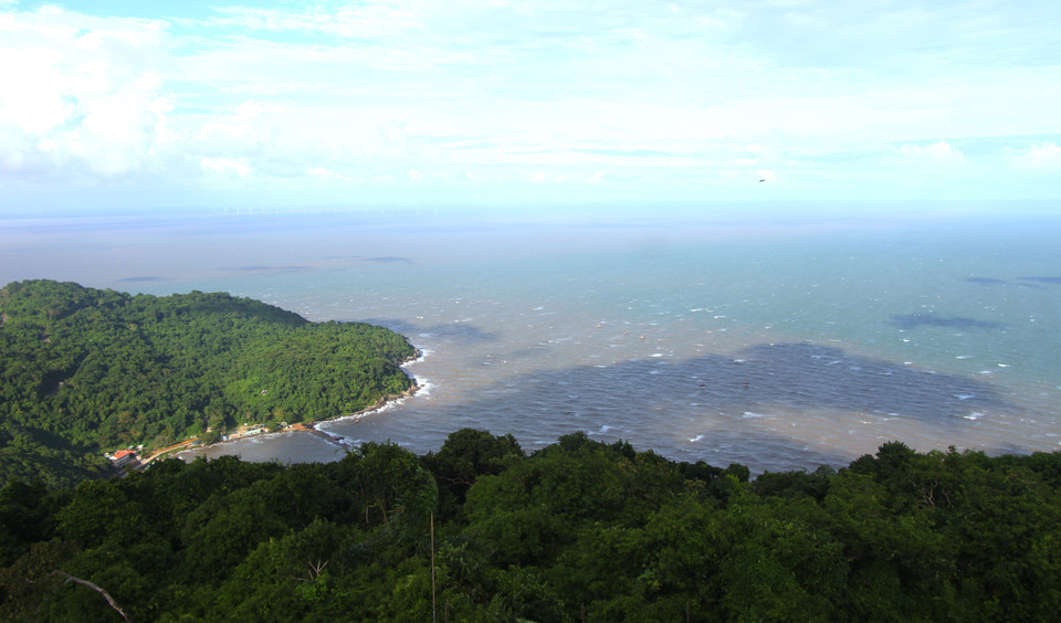 薯岛群岛位于金瓯角东南方向，距离陆地约12海里，总面积约4平方公里，最高点海拔318米。图自越通社