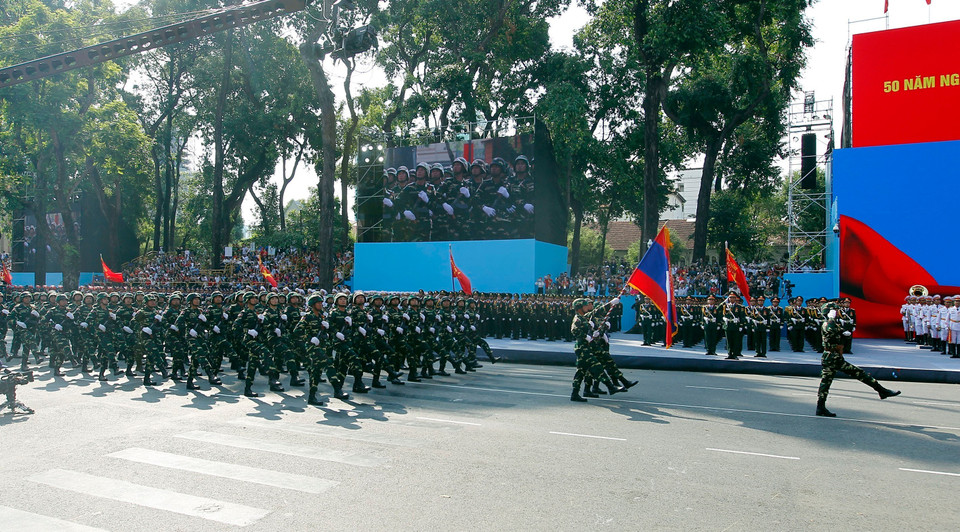 老挝人民军参加纪念南方解放、国家统一50周年庆典阅兵彩排。图自 越通社