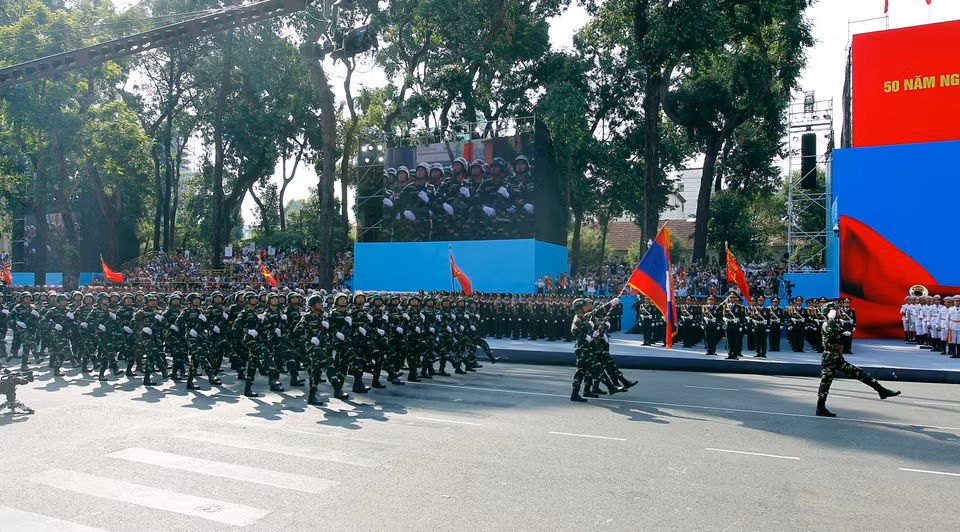 老挝人民军参加纪念南方解放、国家统一50周年庆典阅兵彩排。图自 越通社