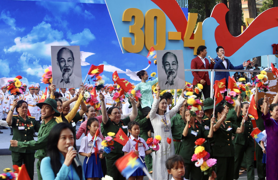 1. 胡志明市文艺工作者队伍参与纪念南方解放、国家统一50周年庆典阅兵、游行活动总彩排。图自 越通社