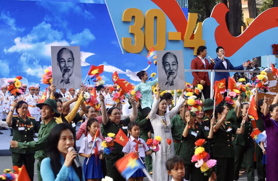 1. 胡志明市文艺工作者队伍参与纪念南方解放、国家统一50周年庆典阅兵、游行活动总彩排。图自 越通社