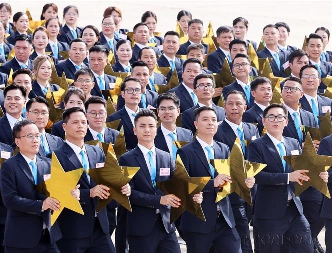 越南企业家方阵参加在巴亭广场举行的纪念八月革命胜利暨越南社会主义共和国国庆（1945年9月2日—2025年9月2日）80周年庆典、阅兵与游行活动。图自越通社
