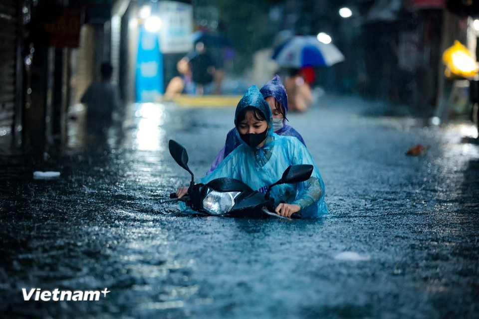 部分路段积水甚至达到一米，淹没了人们回家路上的车辆。图自越通社
