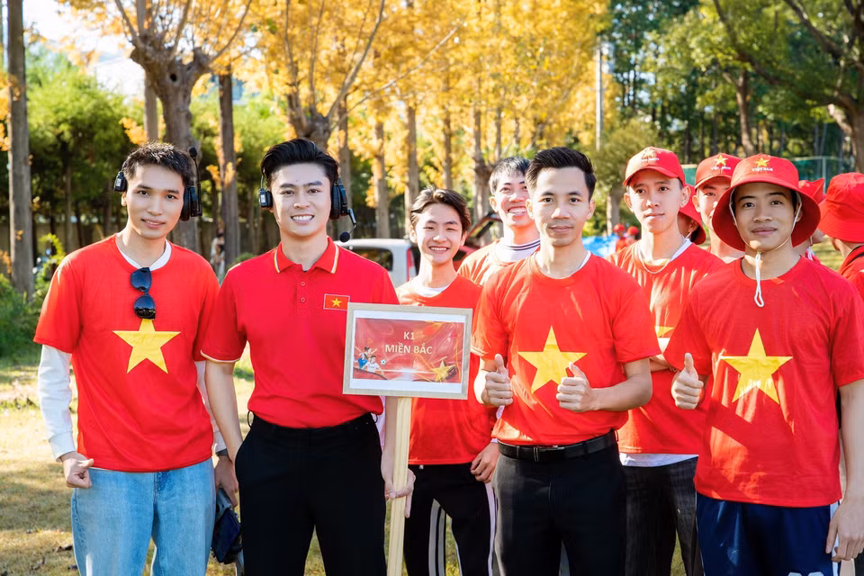 代表北部地区的越南人代表参与越南国旗人形拼图活动。图自越通社