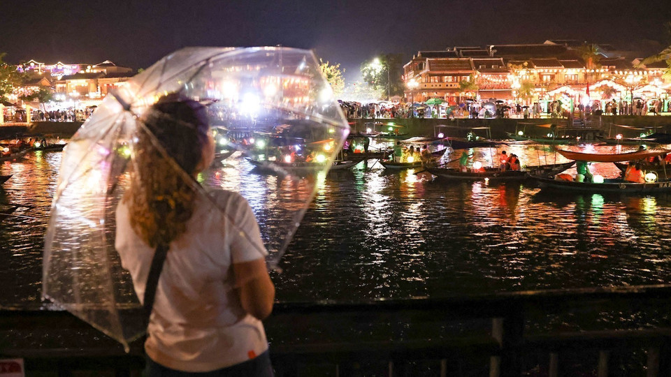 华灯初上，那一盏盏璀璨的灯笼，不仅点亮了夜色中的街巷，更点燃了古城深处那份悠远而温柔的怀旧之魂。图自 越通社