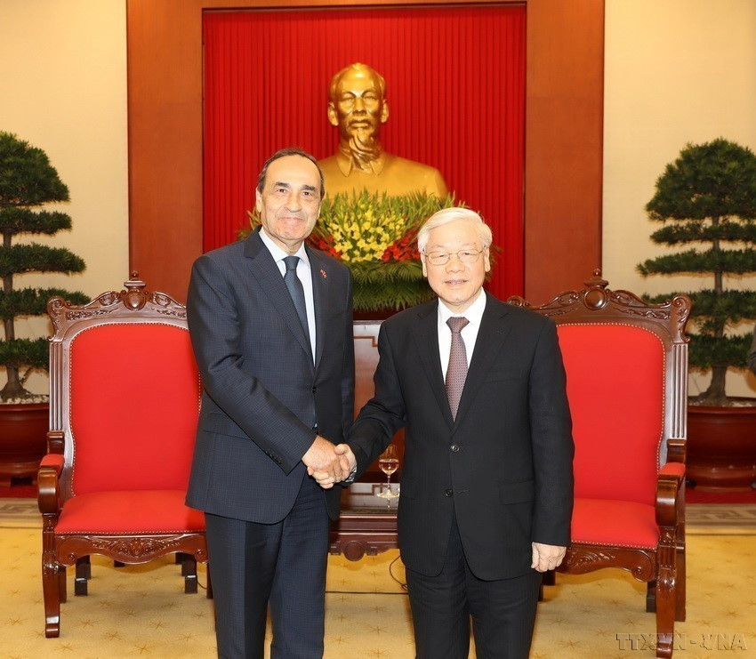 越共中央总书记阮富仲会见对越南进行正式访问的摩洛哥众议院议长哈比博·马勒克(河内,2017年12月19日)。图自越通社