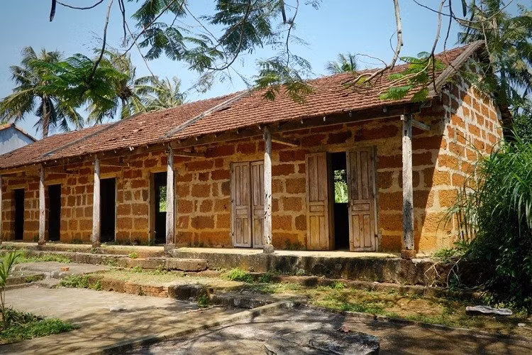 这座用红土石砖建成的长屋，早在50多年前就是平山县平治乡安禄村村民开展文化活动的场所。图自《人民报》
