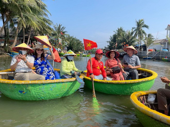 游客乘坐由当地人划动的篮子小船，畅游会安七亩椰林，欣赏水乡韵味美景。图自越通社