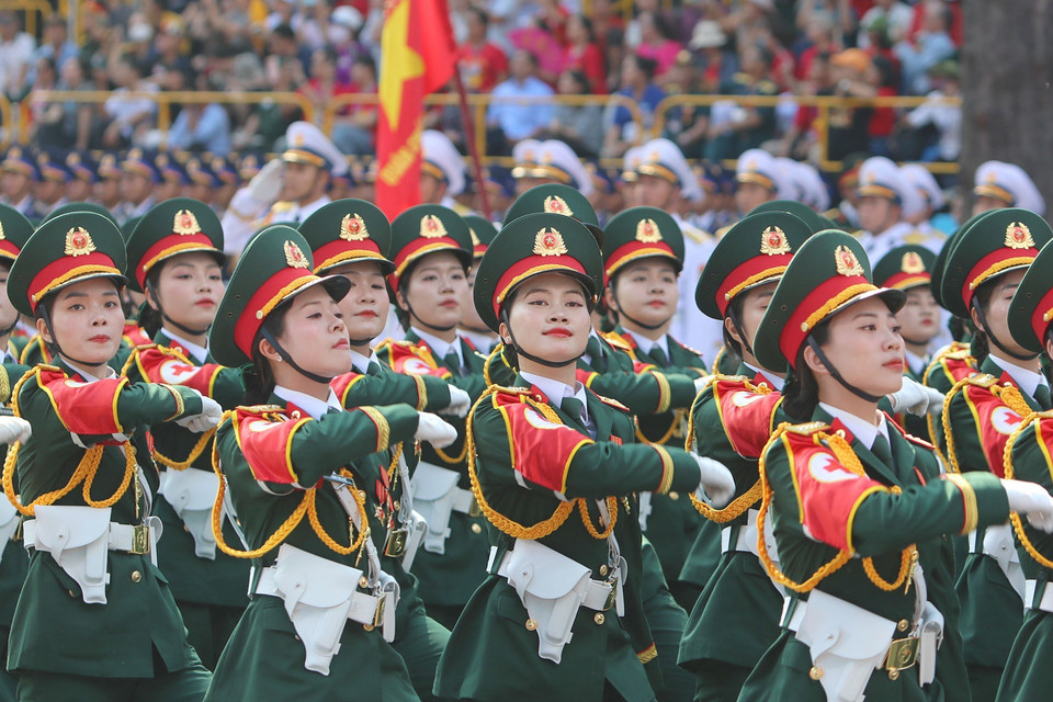 越南人民军各方队参加纪念南方解放、国家统一50周年庆典阅兵、游行总彩排。图自 越通社