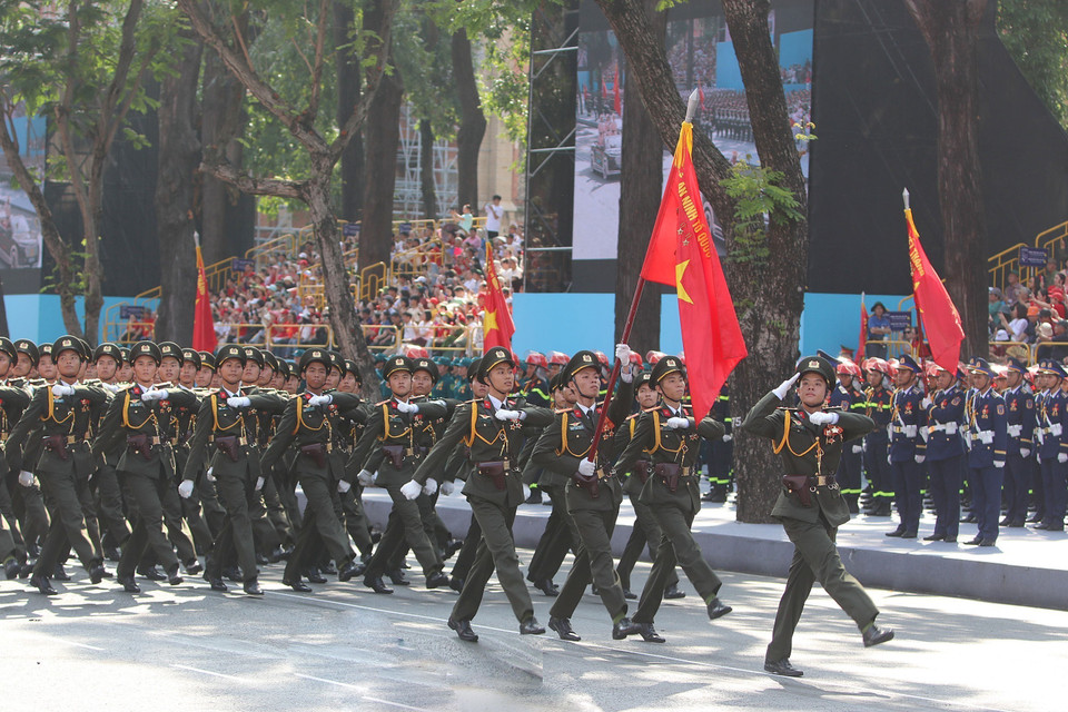 越南人民军各方队参加纪念南方解放、国家统一50周年庆典阅兵、游行总彩排。图自 越通社