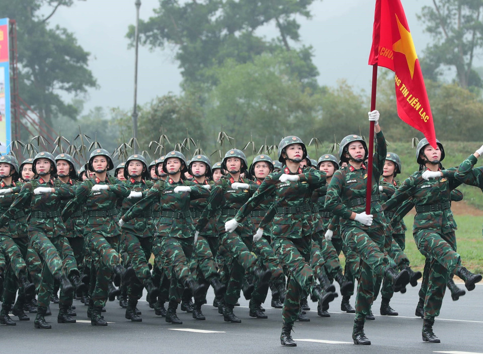 通信女兵方队参加合练 展现现代军队信息作战力量。图自 越通社