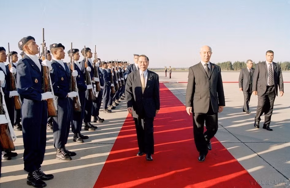 摩洛哥首相德里斯·杰图与越南政府总理潘文凯检阅仪仗队，欢迎越南政府总理对摩洛哥进行正式访问（2004年11月17日至20日）。图自越通社