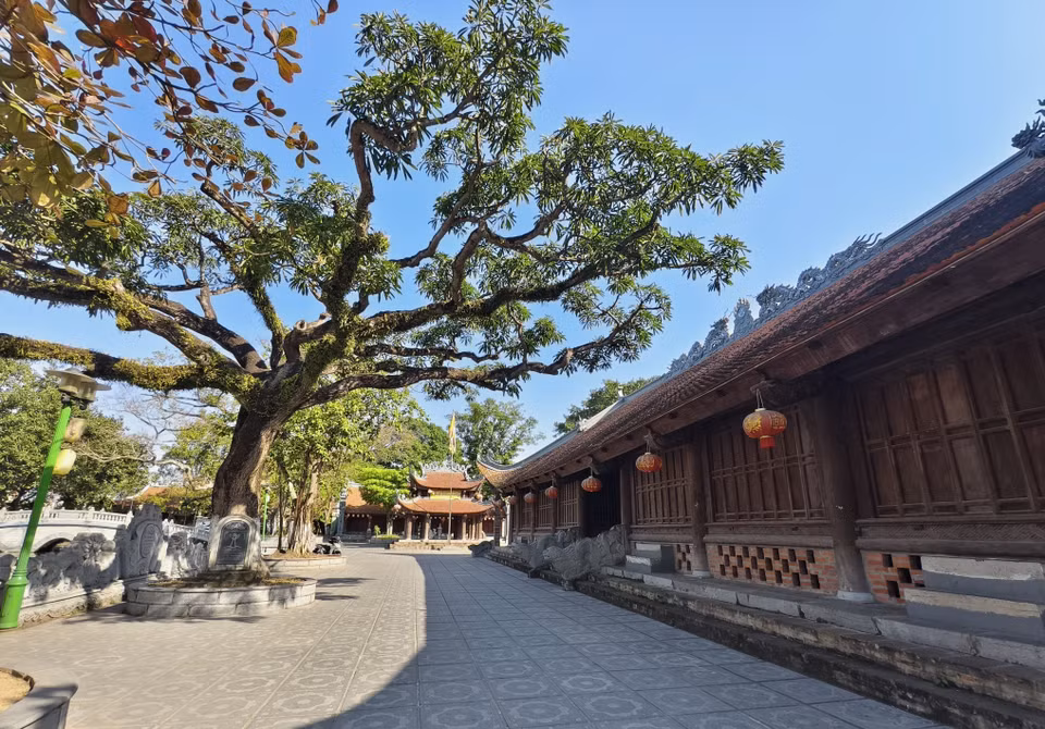 同骑亭门（三门）规模宏大、气势庄严，具有浓厚的北部平原乡村亭门特色，包括中央正门和两侧辅门。图自越通社