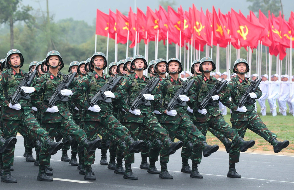 越南特工部队方队参加合练 展现精锐作战实力。图自 越通社