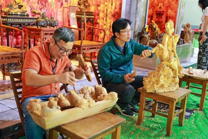 艺术家在“河内秋季精华”展示空间内现场精细制作手工产品。图自越通社