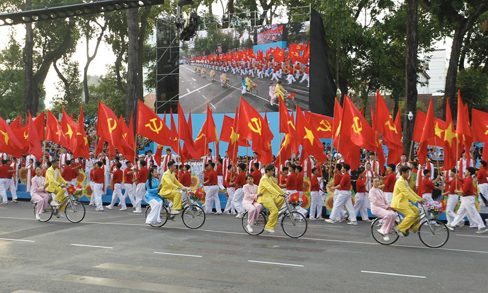 胡志明市文艺工作者队伍参加南方解放、国家统一50周年庆典阅兵、游行活动总彩排。图自 越通社