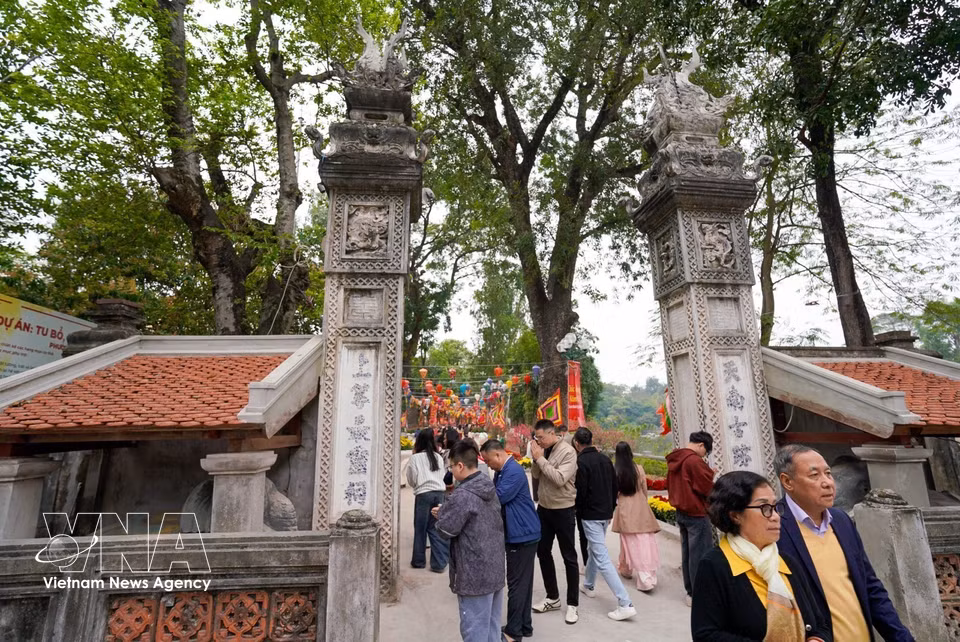 河内市民和游客在丙午年春节期间前往象伏祠（西镇）参拜。图自越通社