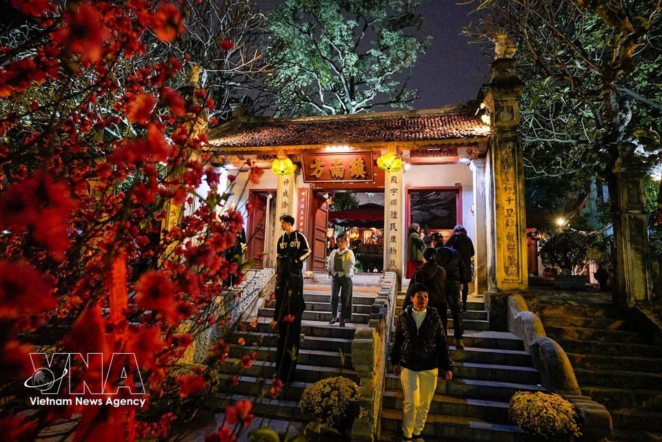 河内市民和游客在丙午年春节期间前往金莲祠（南镇）参拜，愿神明保佑，家宅平安，事业有成，身体健康，万事如意。图自越通社