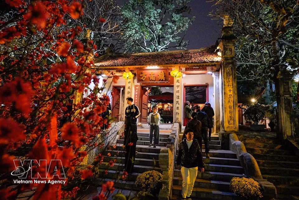 河内市民和游客在丙午年春节期间前往金莲祠（南镇）参拜，愿神明保佑，家宅平安，事业有成，身体健康，万事如意。图自越通社