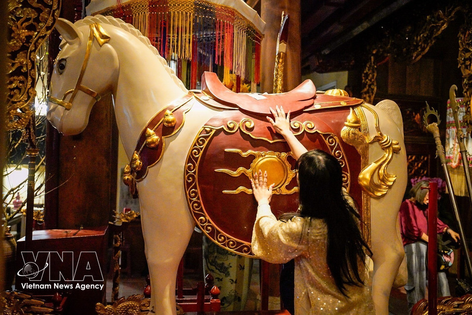 河内市民和游客在丙午年春节期间前往白马祠（东镇）参拜，愿神明保佑，家宅平安，事业有成，身体健康，万事如意。图自越通社