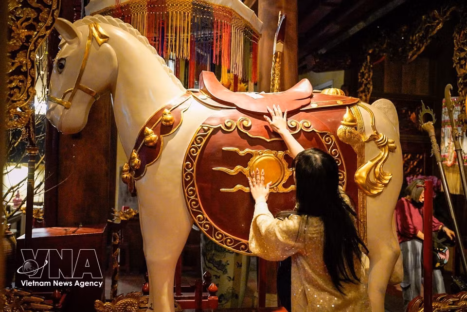 河内市民和游客在丙午年春节期间前往白马祠（东镇）参拜，愿神明保佑，家宅平安，事业有成，身体健康，万事如意。图自越通社