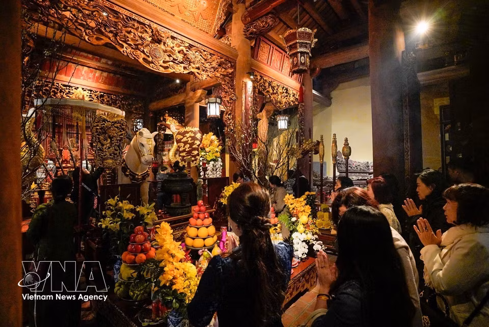 河内市民和游客在丙午年春节期间前往白马祠（东镇）参拜。图自越通社