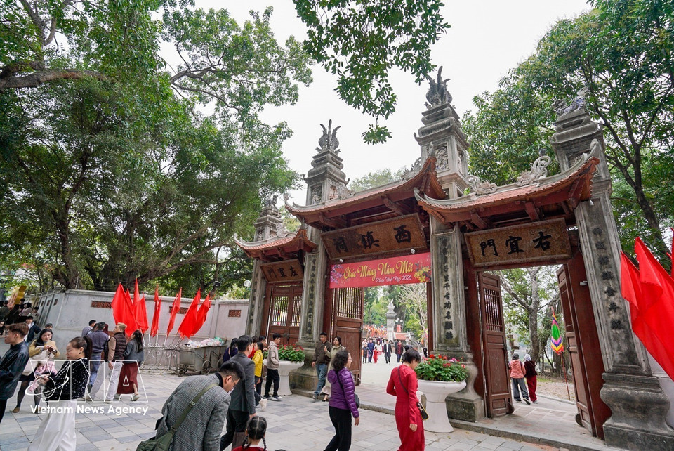 河内市民和游客在丙午年春节期间前往象伏祠（西镇）参拜，祈求国泰民安，家庭幸福。图自越通社