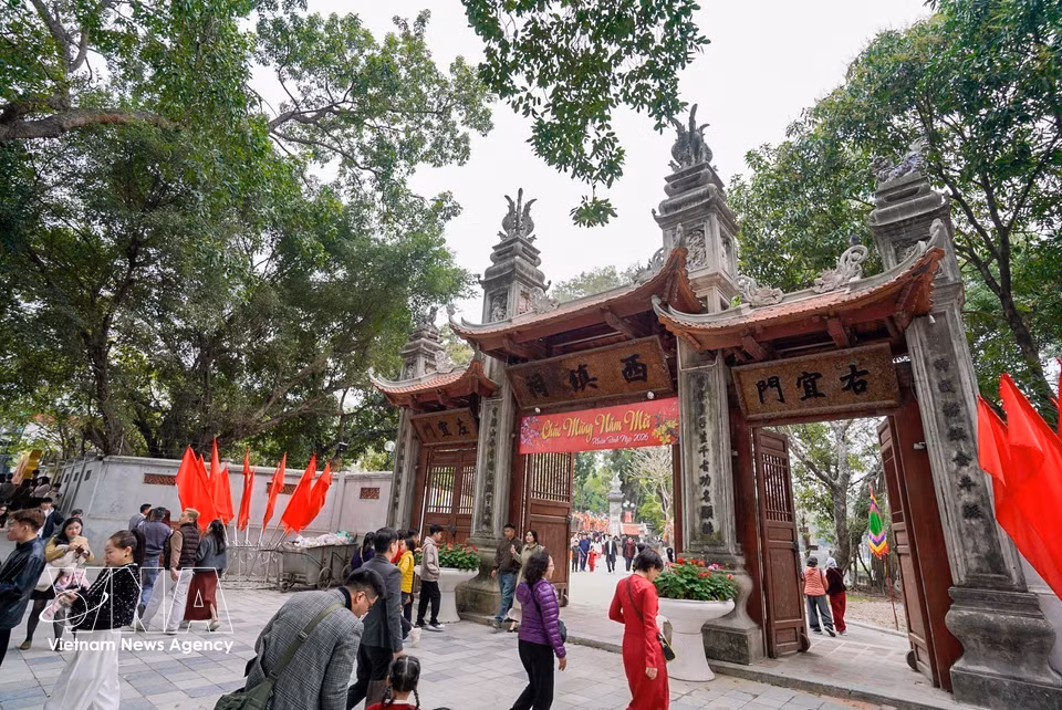 河内市民和游客在丙午年春节期间前往象伏祠（西镇）参拜，祈求国泰民安，家庭幸福。图自越通社