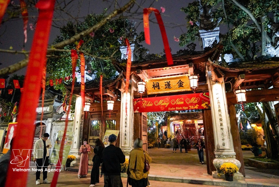 河内市民和游客在丙午年春节期间前往金莲祠（南镇）参拜，祈求在新的一年里万事如意，马到成功。图自越通社