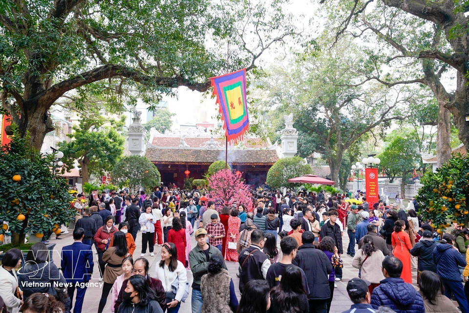 河内市民和游客在丙午年春节期间前往馆圣祠（北镇）参拜。图自越通社