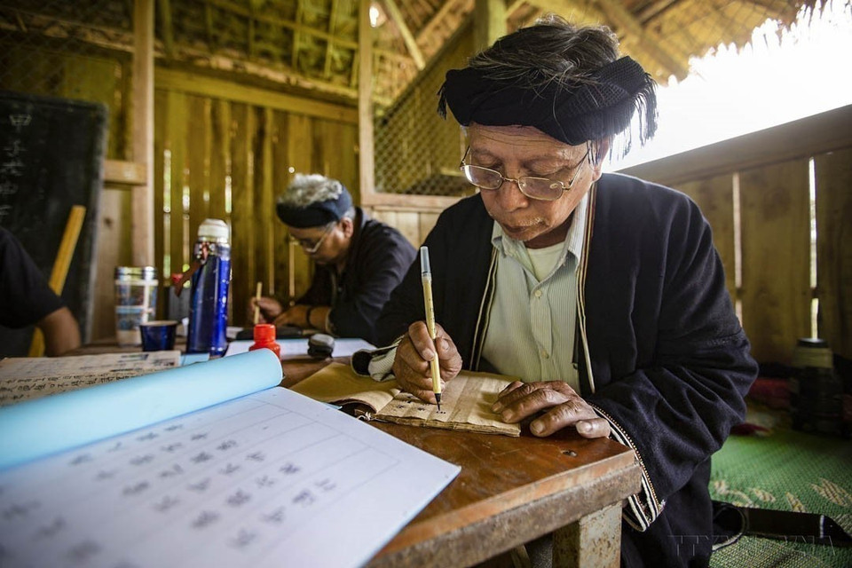 2008年，当发现瑶族文字濒临失传时，在当地少数民族知识保护网络成员的帮助下，位于前和平省沱北县高山乡生村的李文衡先生向高山乡人民委员会提交申请，开设瑶族喃文课程，让干部与民众学习，逐步保存钱瑶族人民的文化价值，使后代了解本民族语言、文字与习俗。图自越通社