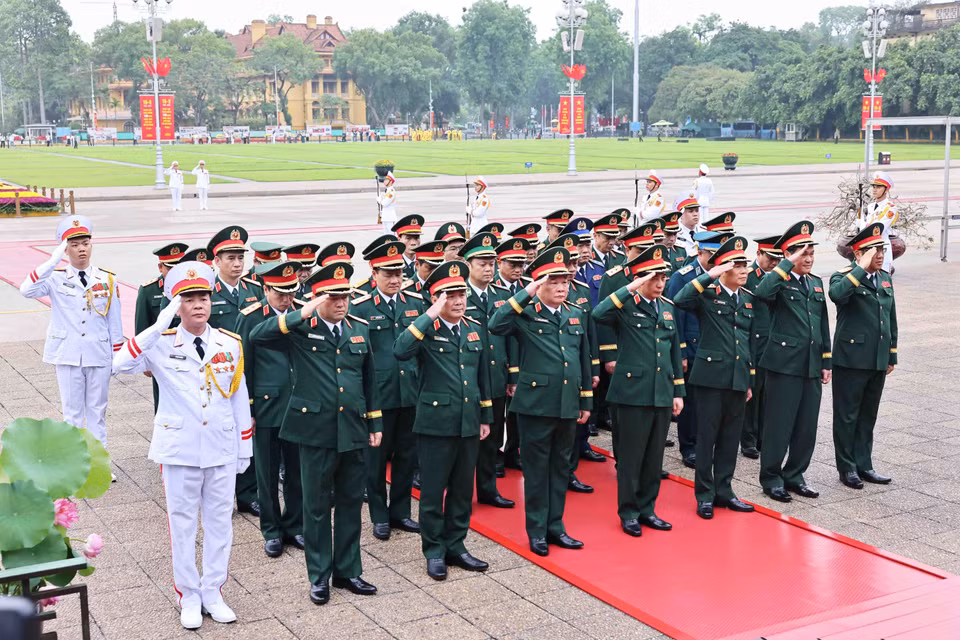 越南国防部中央军委代表团前往胡志明主席陵敬献花圈并瞻仰胡志明主席遗容。图自 越通社