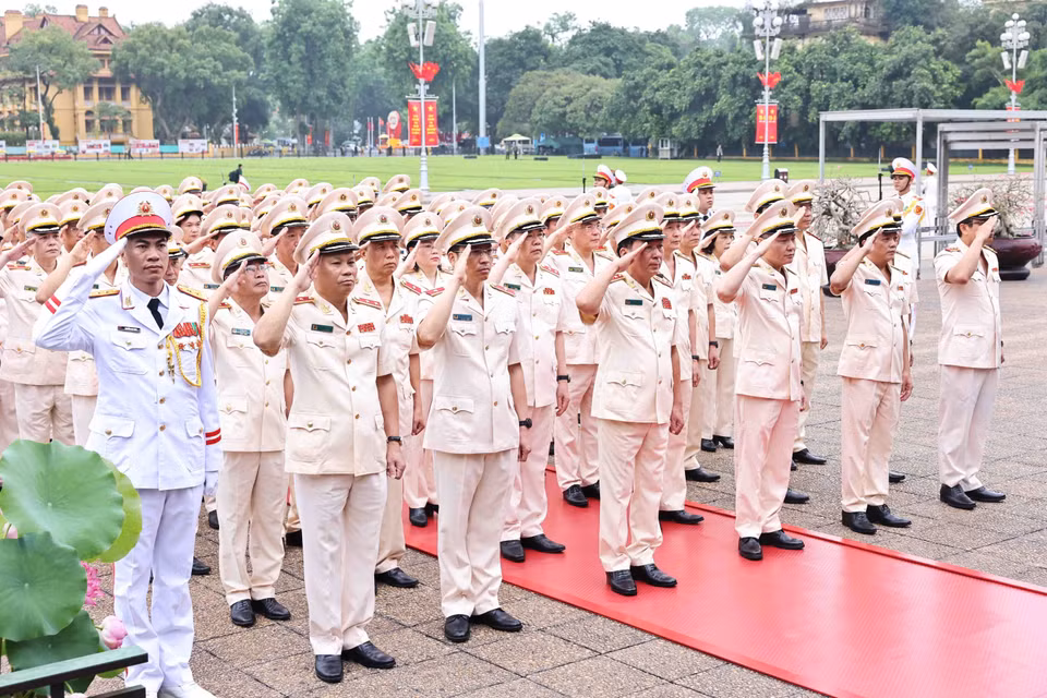 越南公安部党委代表团前往胡志明主席陵敬献花圈并瞻仰胡志明主席遗容。图自 越通社