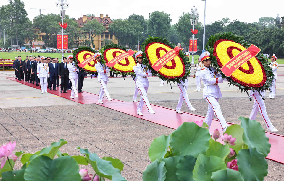 由越共中央总书记苏林率领的越南党和国家现任、前任领导人代表团入陵瞻仰胡志明主席遗容。图自 越通社