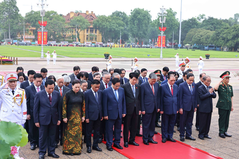 越南党和国家现任、前任领导人代表团前往胡志明主席陵敬献花圈并瞻仰胡志明主席遗容。图自 越通社
