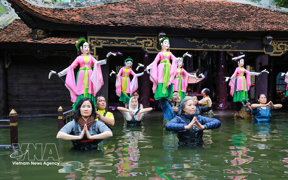 越南木偶戏剧院持续努力，将民族特色文化不断焕发新光彩，介绍给国际友人，为落实《关于发展越南文化》的第80号决议作出贡献。图自越通社