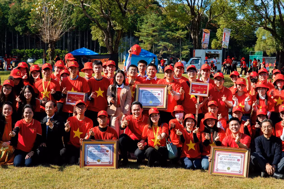 日本境内参与人数最多的越南国旗人形拼图活动现场。图自越通社