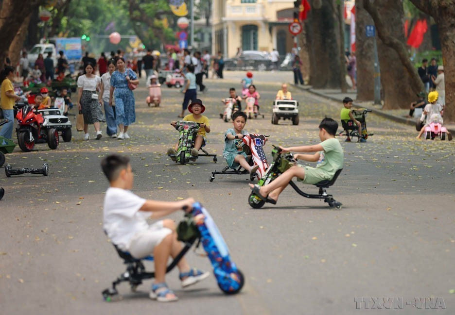 2023至2024年,越南出生率下降趋势更加明显。2024年城市地区总和生育率降至每名女性1.67个孩子,农村地区为2.08个。卫生部预计,未来出生率将持续下降。图自越通社