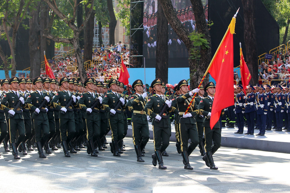 中国人民解放军参加纪念南方解放、国家统一50周年庆典阅兵彩排。图自 越通社