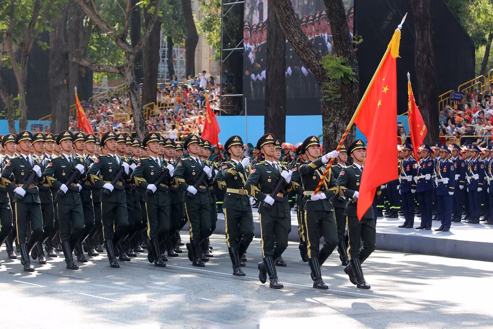 中国人民解放军参加纪念南方解放、国家统一50周年庆典阅兵彩排。图自 越通社