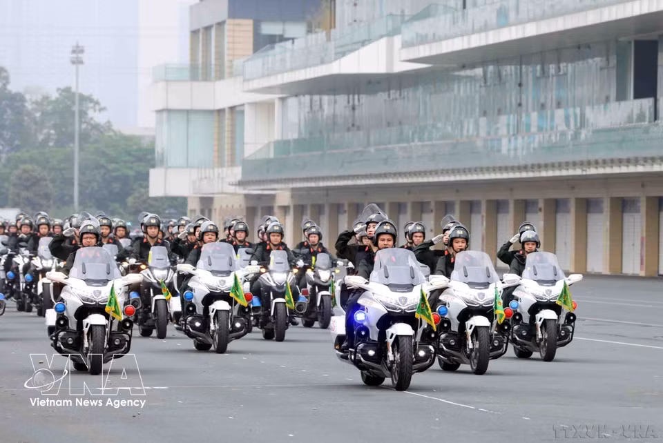 在机动警察部队成立50周年纪念活动暨第二次荣获“人民武装力量英雄”称号仪式上，机动警察特种摩托车巡逻方阵参加阅兵。图自越通社