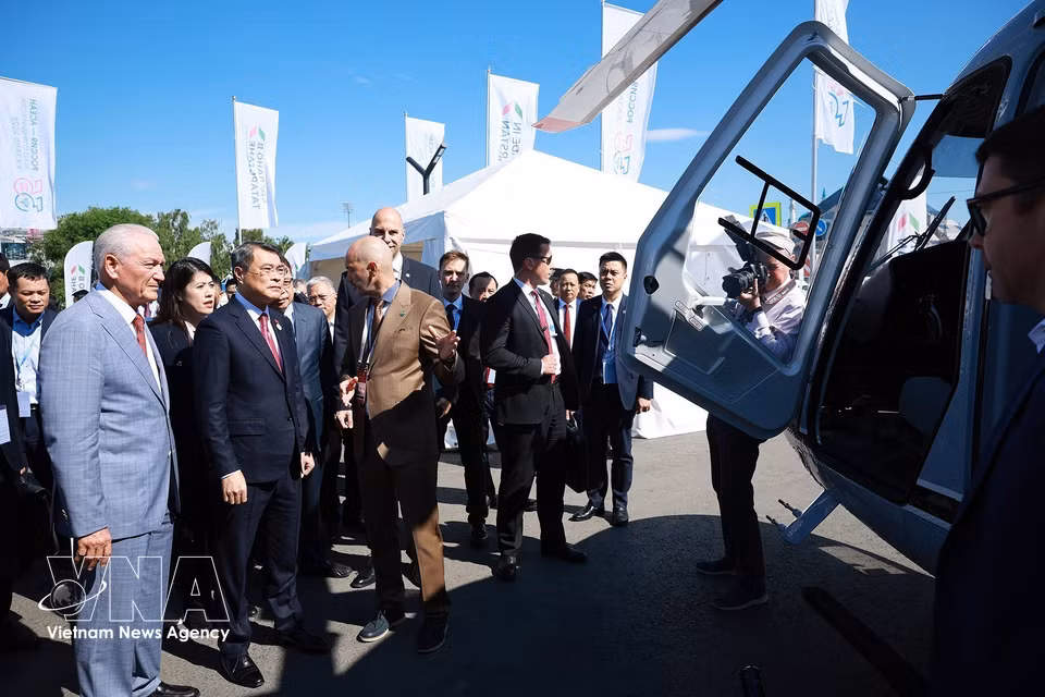 黎明兴总理参观鞑靼斯坦经济社会发展潜力展览。图自越通社