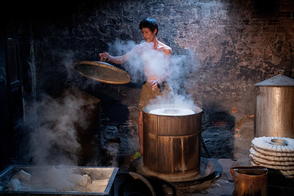 哙饼蒸制的工序。图自越通社