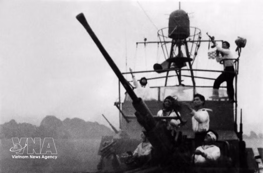 1964年8月5日，越南海军舰艇在广宁省鸿基海域对来袭美军飞机实施反击。图自越通社